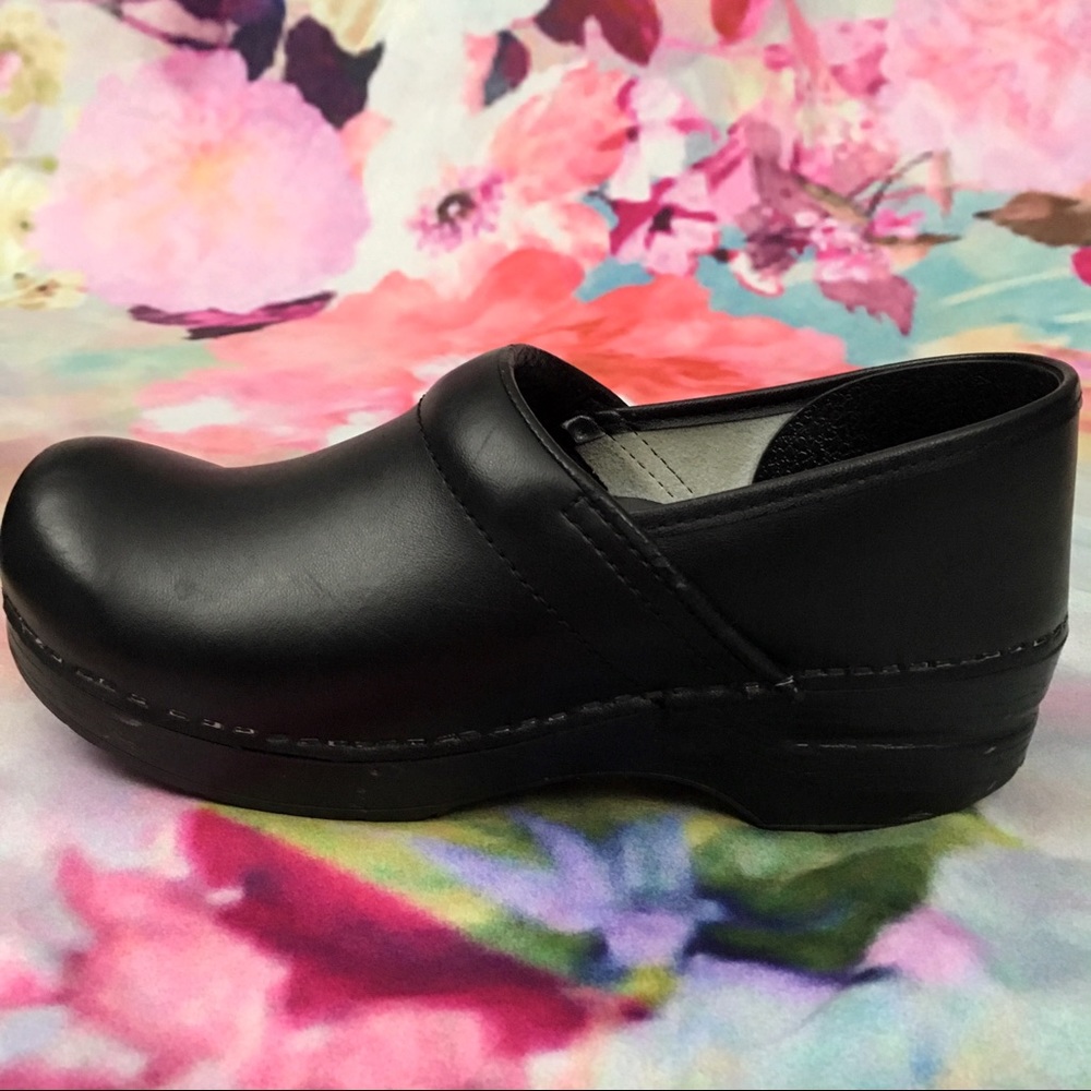 Dansko / Solid Black Leather clogs